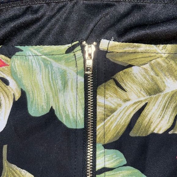 floral print crop top with spaghetti straps and zipper closure in the back - Picture 3 of 5